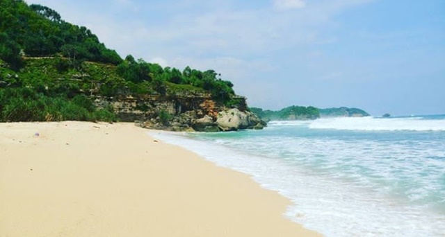 Menyusuri Keindahan Dalam Kesunyian di Pantai Sanglen ...