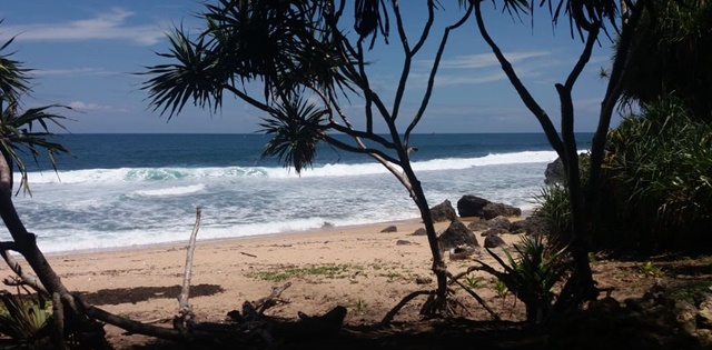 Berkunjung Ke Pantai Porok Spot Berenang Paling Asyik Di