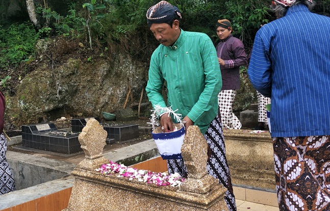 Sepasang Lansia Peringati Hari Jadi ke 72 Santuni 130 Lansia dan Difabel 