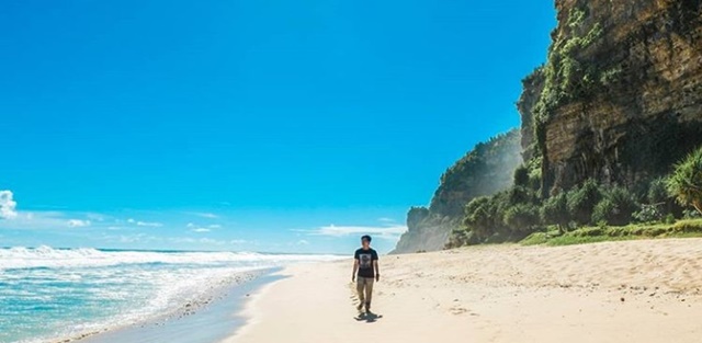 Watunene Pantai Di Balik Perbukitan Yang Dilabeli Nusa