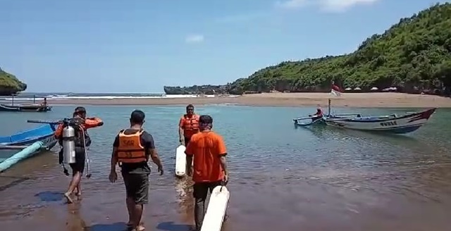 Tiga Wisatawan Terseret Arus Sungai Pantai Baron Satu Tewas