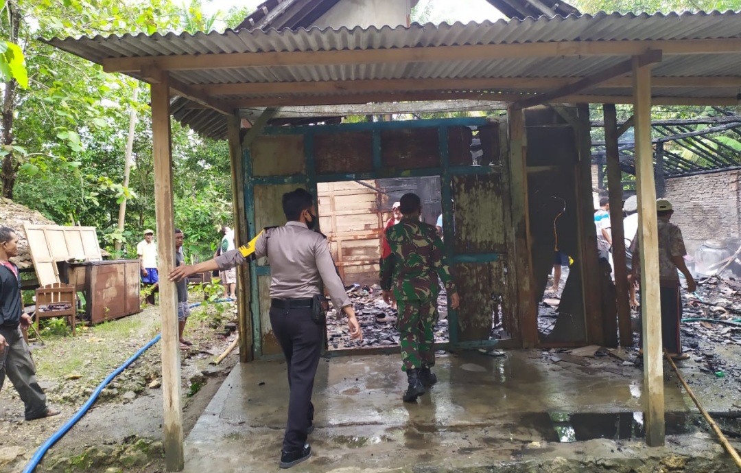 Ditinggal ke Ladang, Rumah Mulyadi Hangus di Lalap Si Jago Merah 157 Ditinggal ke Ladang, Rumah Mulyadi Hangus di Lalap Si Jago Merah 157