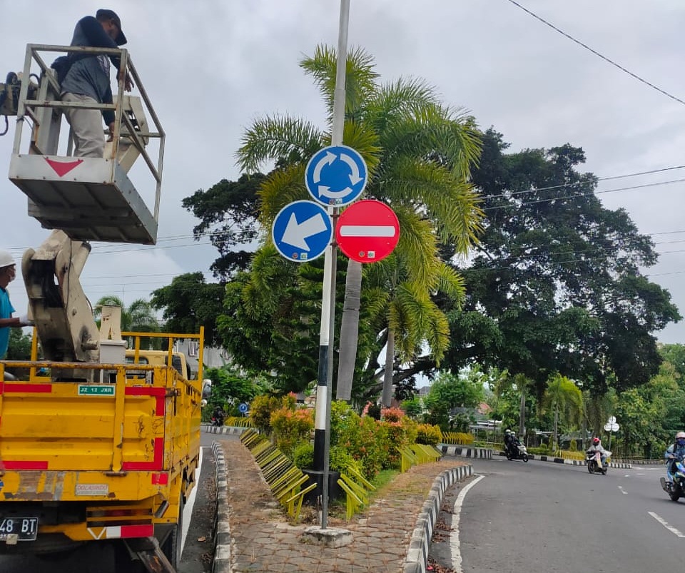 Jelang Libur Nataru, Pemerintah Banyak Pasang Rambu Lalu Lintas Di ...