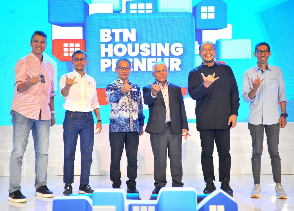 Jasmin bersama Andi Sandi Antonius (tiga kiri), Ketua DPD REI Daerah Istimewa Yogyakarta (DIY) Ilham M Nur (dua kiri) dan Ramon Armando meresmikan kick off BTN Housingpreneur. (Istimewa)